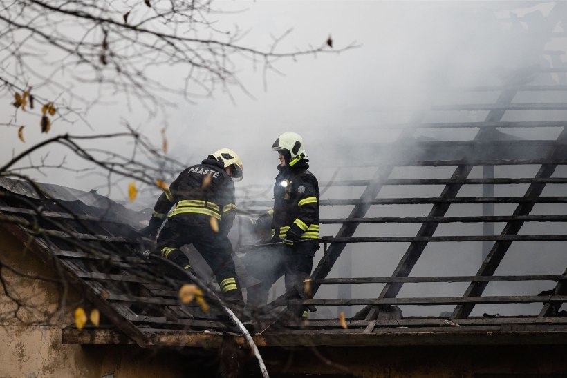 FOTOD | Kopli tänaval põles maja lahtise leegiga, päästjad on saanud tule kontrolli alla