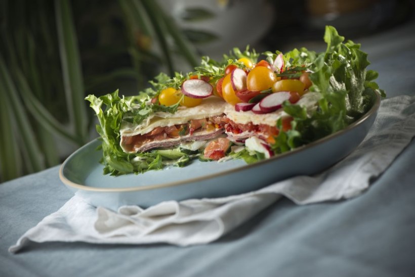 VALMISTUME ISADEPÄEVAKS: salatitort salaami, juustu ja köögiviljadega