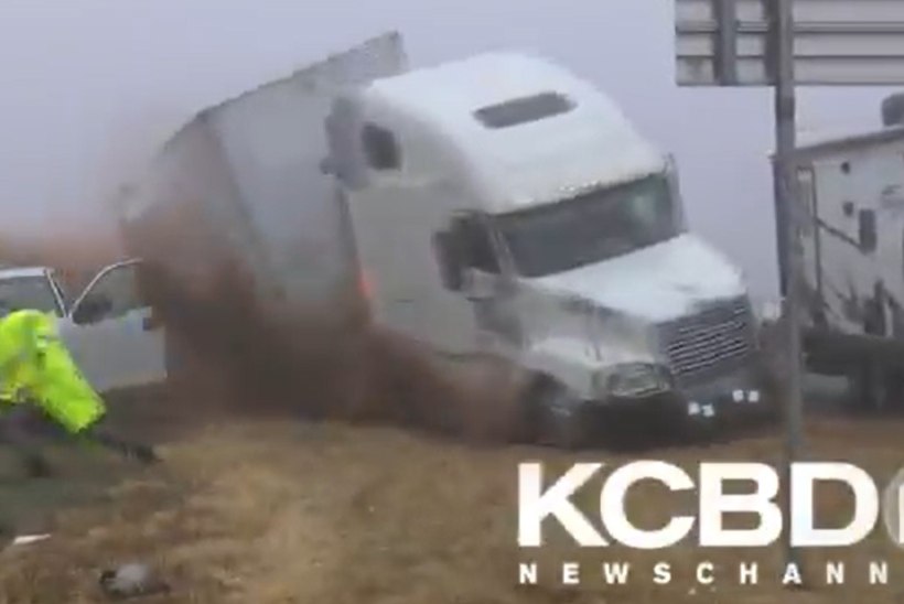 VIDEO | Õnnelik õnnetus: veoautojuht kaotab udusel teel masina üle kontrolli ja paiskub teelt välja kedagi tõsiselt vigastamata