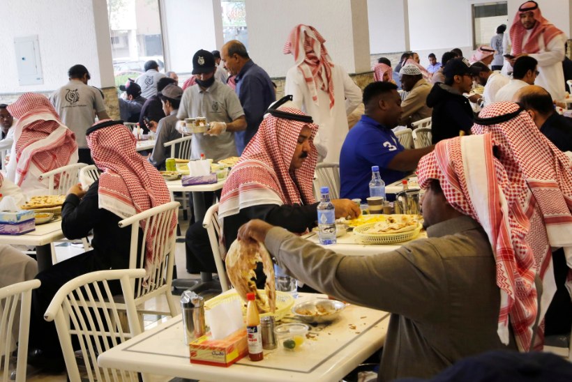SIIA PERED, SIIA VALLALISED MEHED: Saudi Araabia lõpetab soolise eraldatuse restoranides