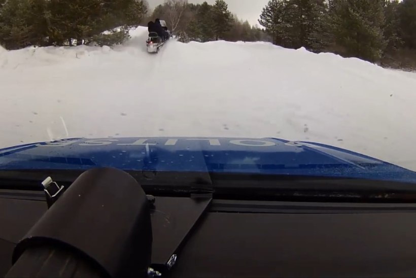 VIDEO | Purjus saanijuht sõitis politsei eest põgenedes lumehange