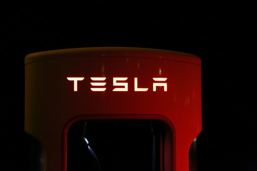Tesla sulgeb esindused ning jätkab autode müüki vaid veebi kaudu