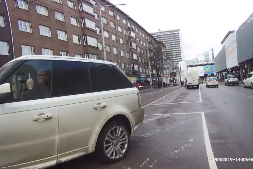 VIDEO | Nahaalselt vales kohas parkinud juht näitas mupole keskmist sõrme
