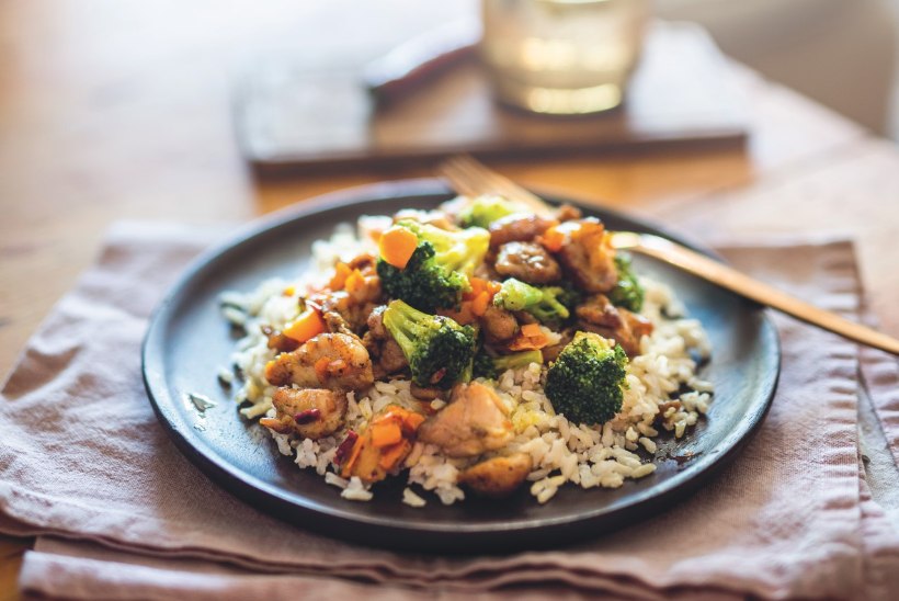 Valmista toit uueks nädalaks: värviline kana-riisiroog paprika ja brokoliga