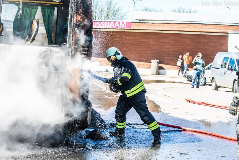 FOTOD | Raplas süttis põlema lasteaialapsi vedanud buss: mõnel mudilasel oli kerge šokk