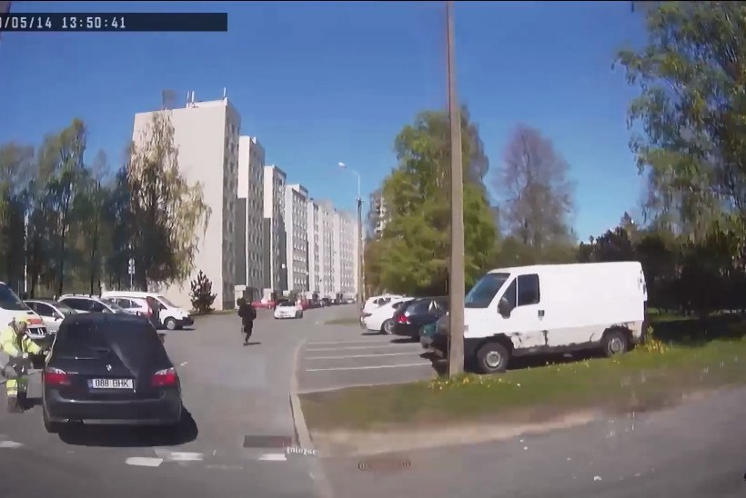 VIDEO | Ohtlik tagaajamine lõppes juhtimisõiguseta noormehele 30päevase arestiga, sõidukit peatada üritanud inimene sai vigastada