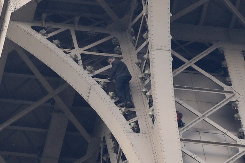 FOTOUUDIS | Mees üritab mööda Eiffeli torni üles ronida