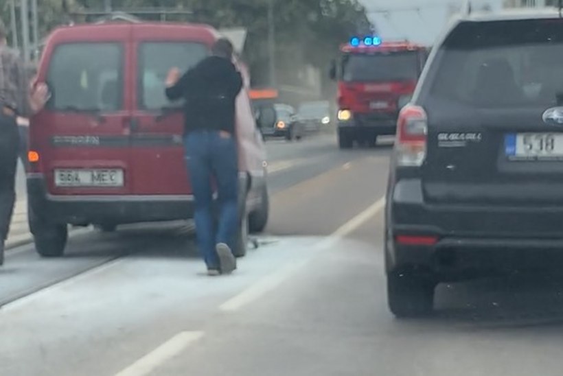 VIDEO | Mis toimub!? Tallinna tänaval läks järgmine sõiduk põlema