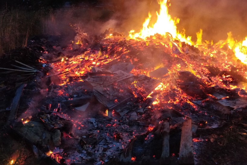 FOTOD | Viljandimaal põles prügihunnik