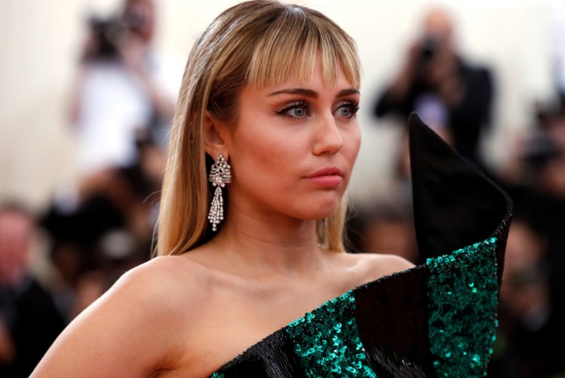 Hullunud fänn ründas Miley Cyrust ja üritas teda suudelda