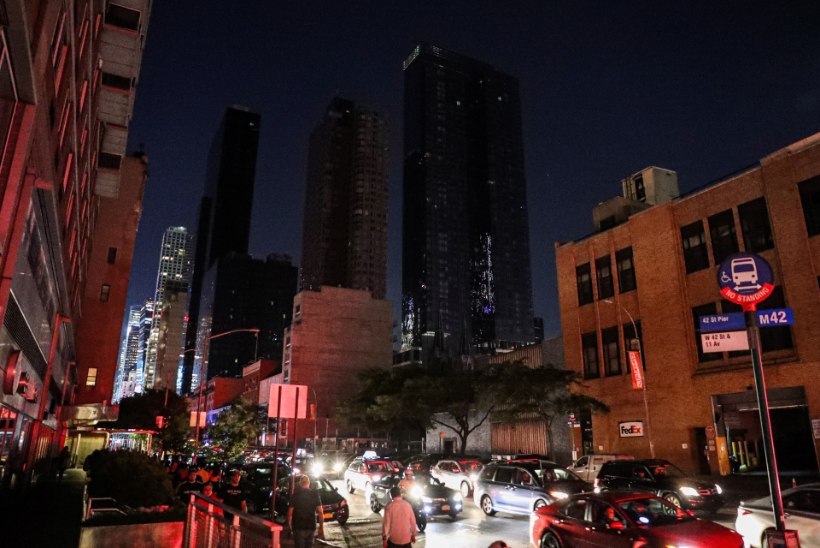 FOTOD | Pilkases pimeduses: New Yorki tabas voolukatkestus