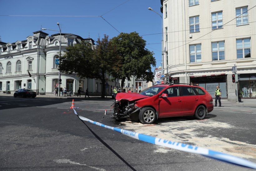 FOTOD | Tallinna kesklinnas põrkusid kokku sõiduauto ja alarmsõitu teinud kiirabi, kõik osalejad said kannatada