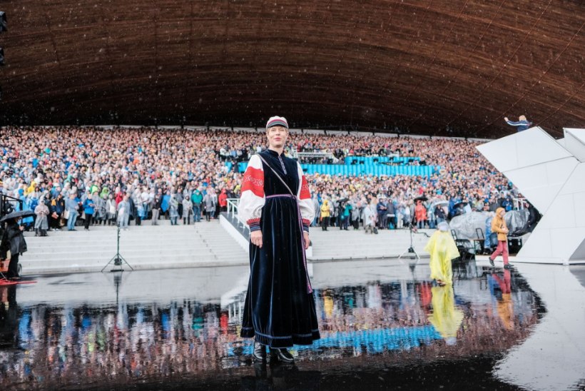 FOTO | President Kersti Kaljulaid väisab laulupeo proovi kaunites rahvarõivastes