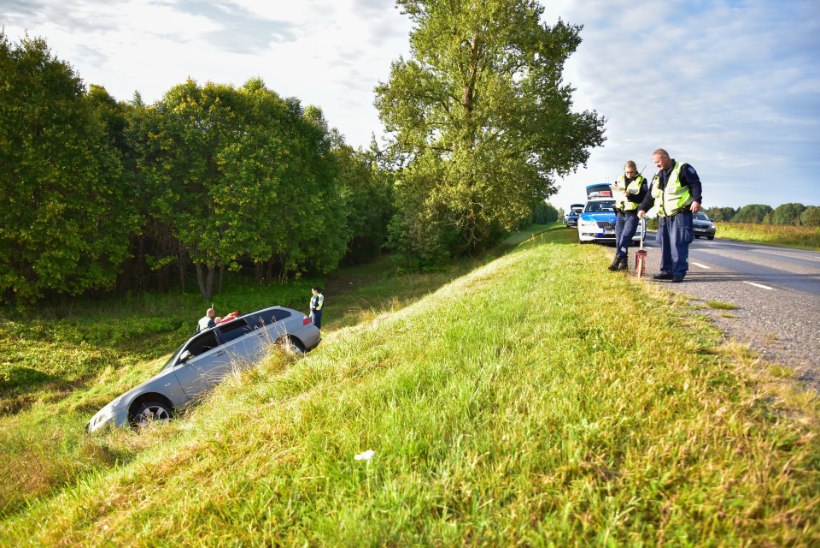 FOTOD | Viljandimaal sõitis auto teelt välja, juht viidi haiglasse