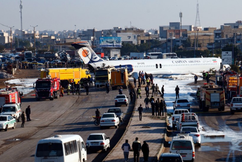 Iraani reisilennuk sõitis maandumisrajalt välja ja peatus alles maanteel