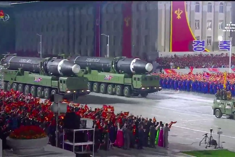 Kim Jong-un tiris paraadile hiigelraketid 