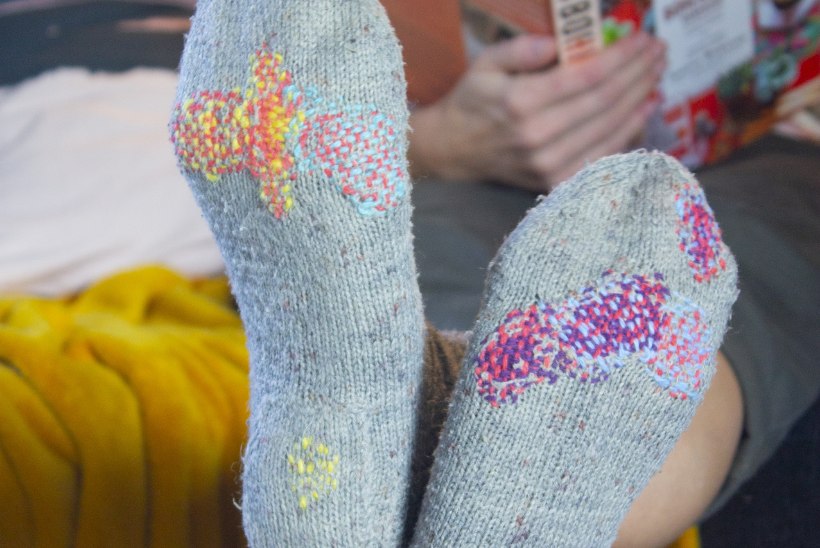 Villaste sokkide parandamine tennisepalli abil? Kohe näed, kuidas see käib!