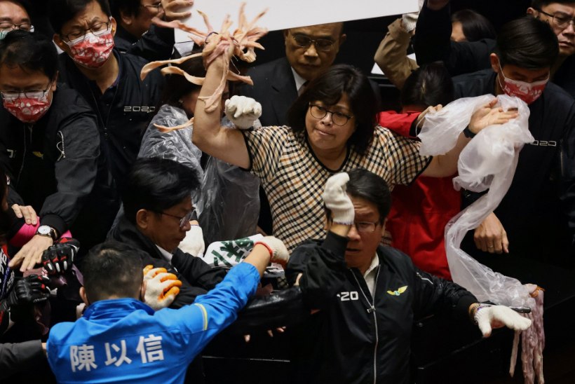 MÄRUL PARLAMENDIS: Taiwani poliitikud loopisid peaministri suunas seasoolikaid
