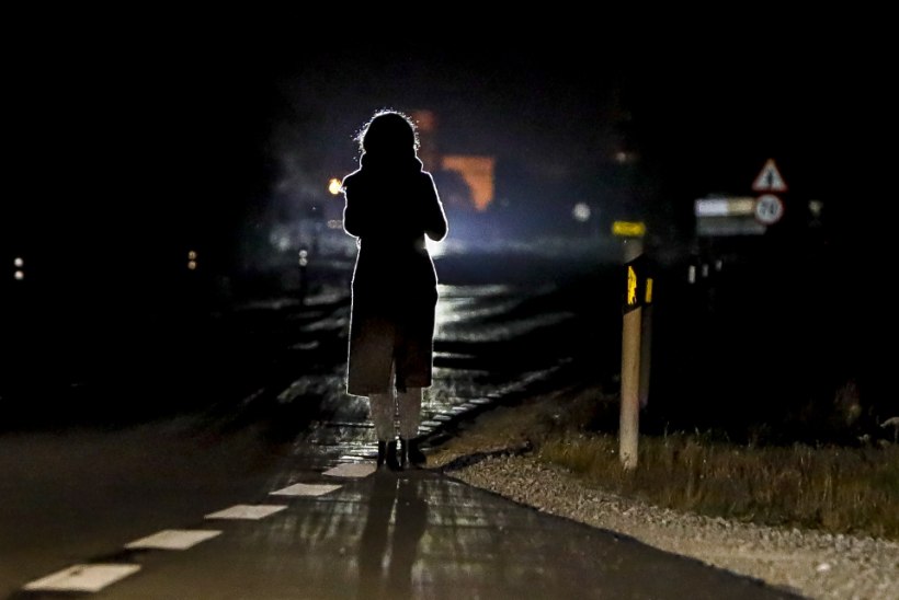 Ööpäev liikluses: napsine jalakäija tatsas sõiduteel ja sai autolt löögi