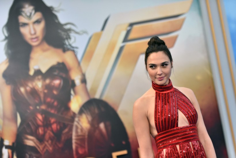 VIDEO | „Wonder Womani“ täht pani staarid Lennoni hitti laulma