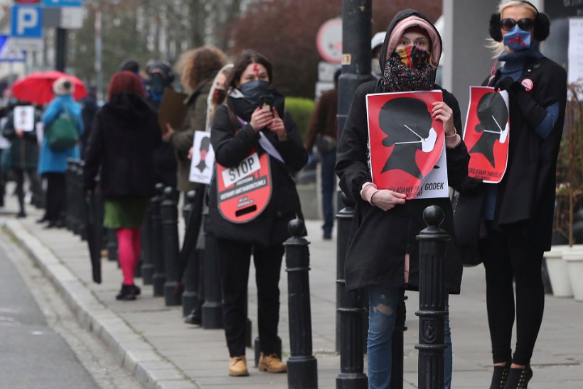Poola abordiseadusi kritiseerivad meeleavaldajad trotsisid karantiini