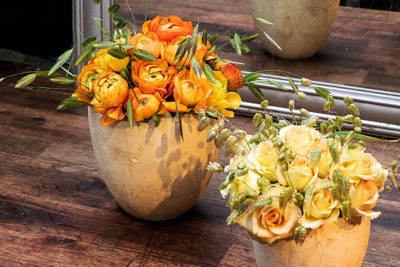 FOTOLUGU | Armastusega emale! Florist õpetab, kuidas teha imeilusat lilleseadet