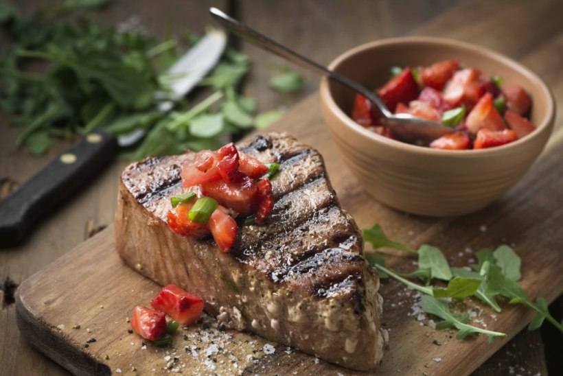 KALAPÄEV | Grillitud tuunikala steik maasika-tomatisalsaga