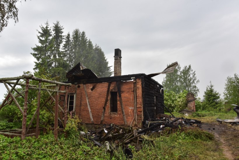 FOTOD | Viljandimaal leiti lahtise leegiga põlenud majast eaka mehe surnukeha