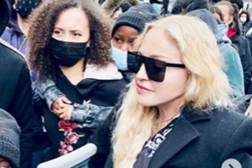 VIDEO | Madonna komberdas meeleavaldusele karkudega