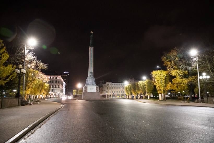 Lätis kehtib komandanditund: Riia jäi pärast kella kaheksat õhtul toidukullerite ja politsei meelevalda