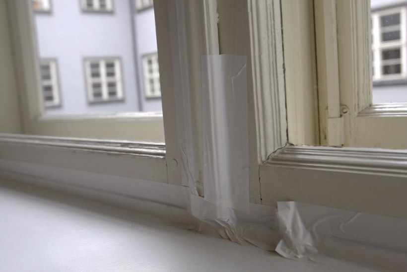 LUGEJA KÜSIB: millise teibiga soojustada talveks vana maja aknaid?