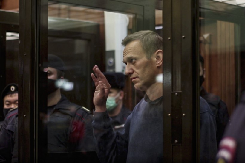 „KARISTUS ELLUJÄÄMISE EEST“: vangi saadetud Navalnõi jättis südant joonistades naisega hüvasti