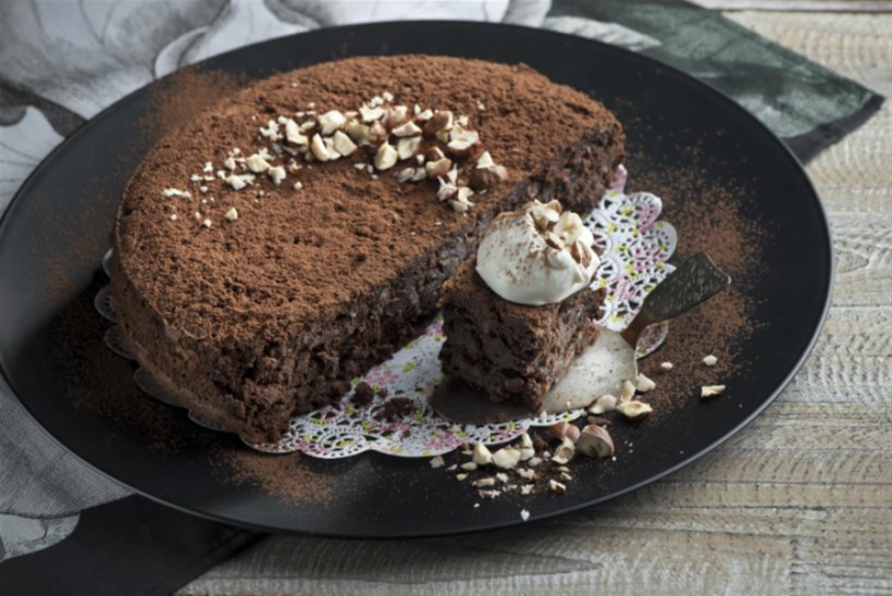 NÄDALA KOOK | Musta ploomi kook šokolaadi ja metspähklitega