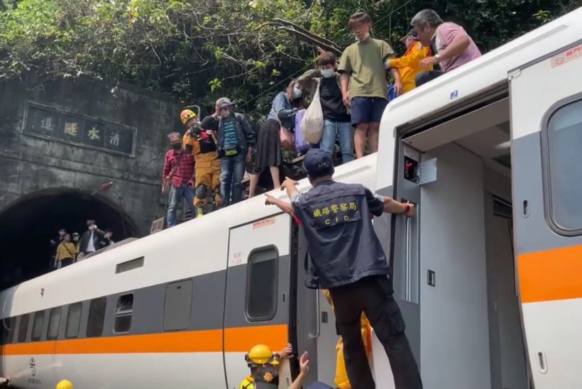 RASKE ÕNNETUS TAIWANIS: rööbastelt maha sõitnud rongis hukkus kümneid inimesi