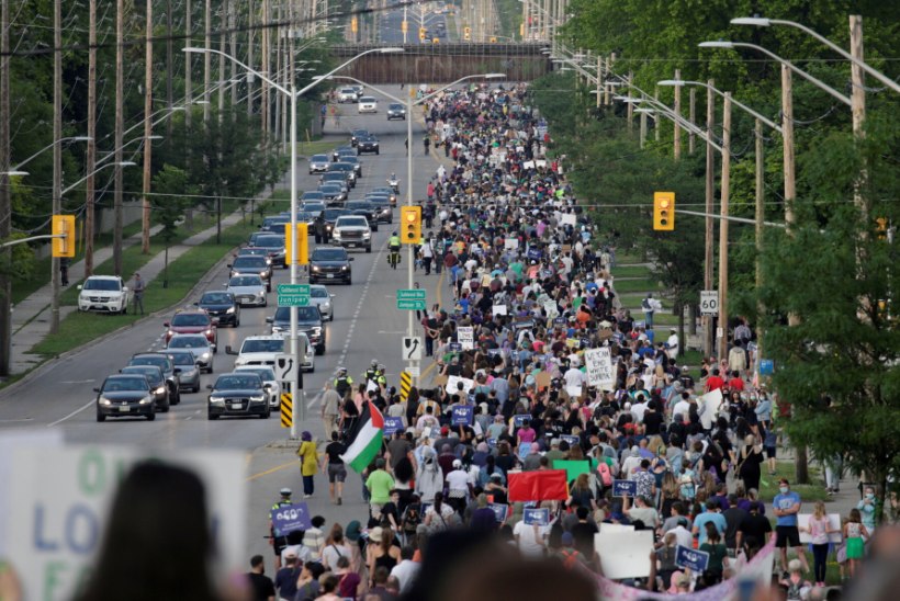 7 KILOMEETRIT JALGSI! Autoga alla aetud moslemipere eest kõndisid tuhanded kanadalased 