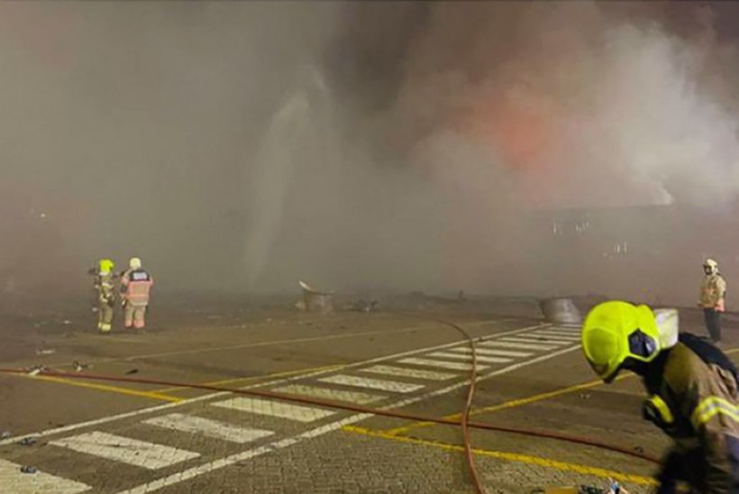 VIDEOD | Dubai sadamas plahvatas kaubalaev, tulekera valgustas öist suurlinna