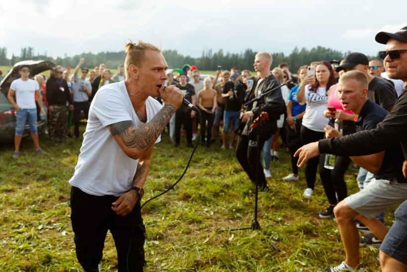 FOTOD | Eesti hiphopifestivalilt kõrvale jäänud Beebilõust andis kontserdi hoopis parklas: meil oli Genkaga väike kana kitkuda