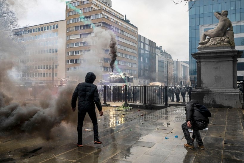 Brüsseli koroonapiirangute-vastane suurmeeleavaldus muutus vägivaldseks