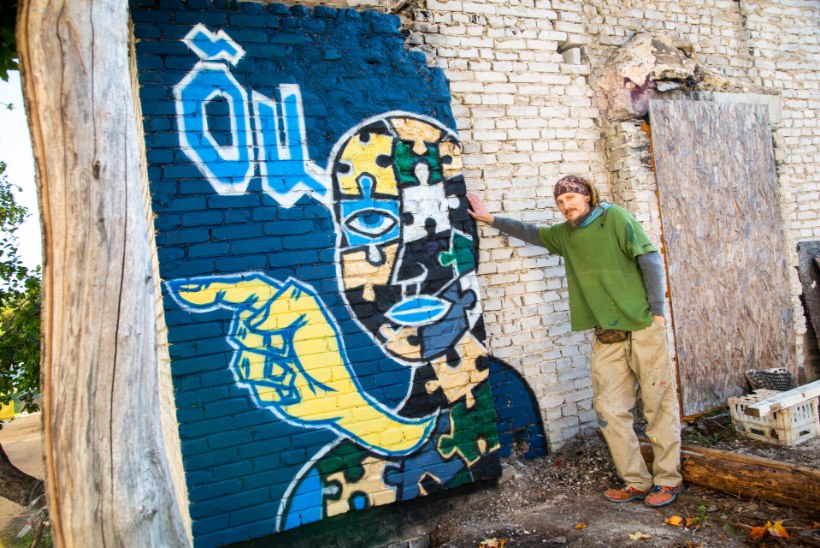 KALEVIPOEG SEINAL: Läti juurtega tänavakunstnik Oskars maalib majadele tegelasi meie rahvuseeposest