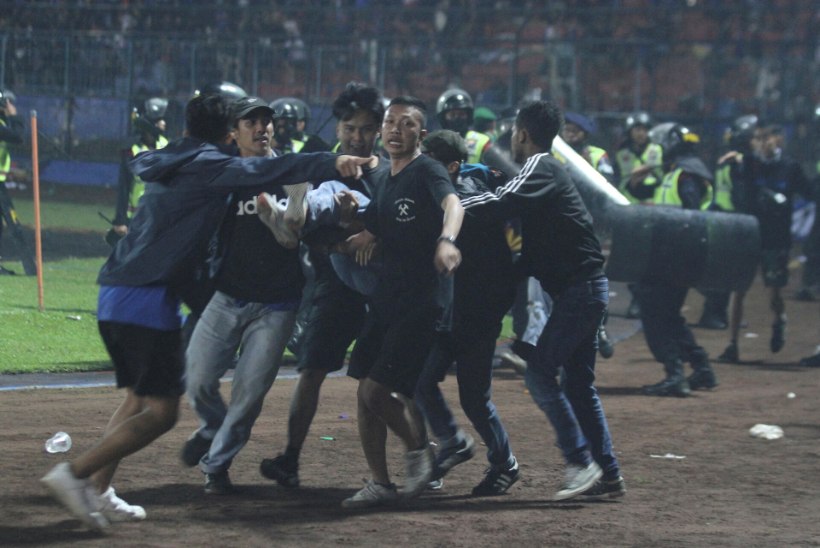 VIDEOD | KATASTROOF! Indoneesias sai staadionil surma ligi 200 jalgpallifänni, ohvrite arv kasvab