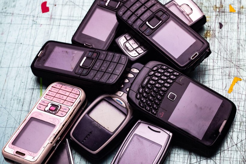 PRAKTILINE NÕU | Mida hakata peale sahtlitäie vanade telefonidega?