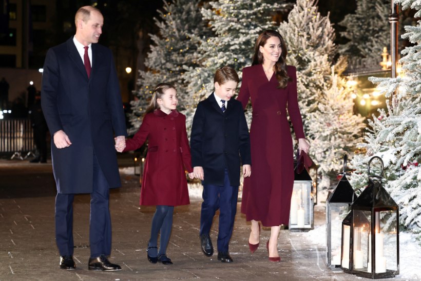VIDEO | Kuninglik pere osales Harry ja Meghani süüdistusi trotsides jõulukontserdil
