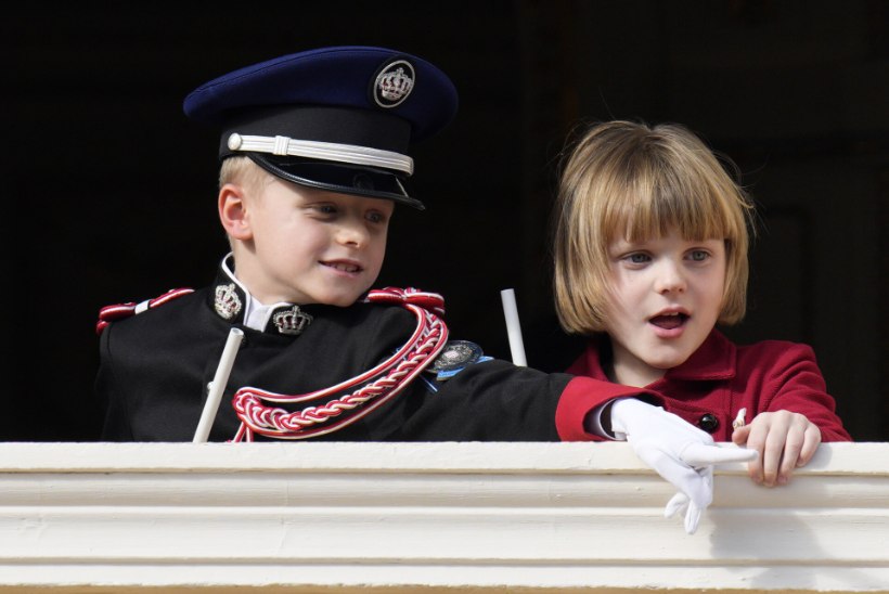 KULD, KARD JA GLAMUUR! Monaco vürstipaar poseerib koos lastega šikil pühadekaardil