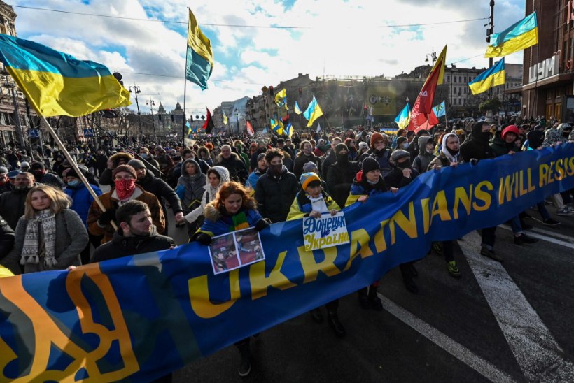 GALERII | ME EI KARDA VENEMAAD! Tuhanded ukrainlased tulid ühtsuse näitamiseks tänavatele
