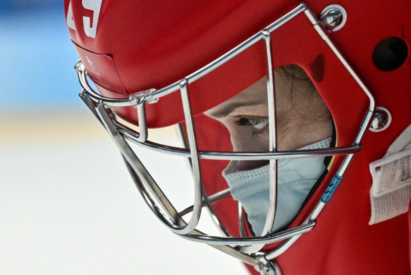FOTOD | Kanada hokikoondis keeldus Venemaa vastu jääle tulema. Lahendus? Võistkonnad mängisid maskides!