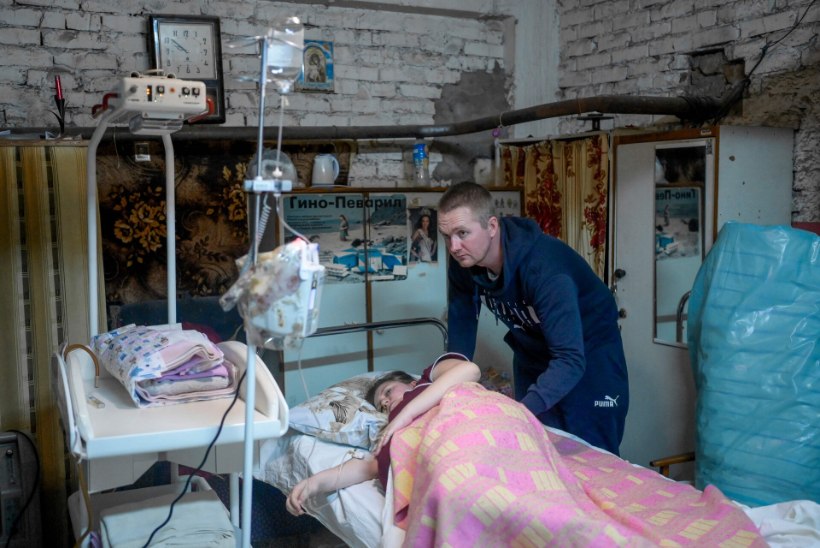 LIIGUTAVAD FOTOD | MILLISED TINGIMUSED! Ukrainlannad sünnitavad keldris, kui pommid plahvatavad