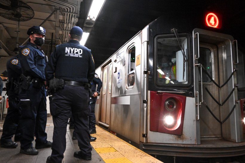 „UPS, MINU VIGA!“ New Yorgi metroos tule avanud mees nabiti kinni
