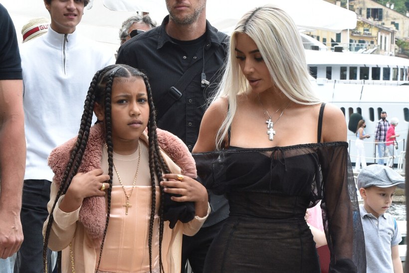 Kim Kardashiani 8aastase tütre riietus vallandas sotsiaalmeedia raevu