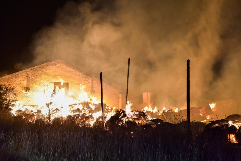 FOTOD | Viljandimaal põles heinaküün