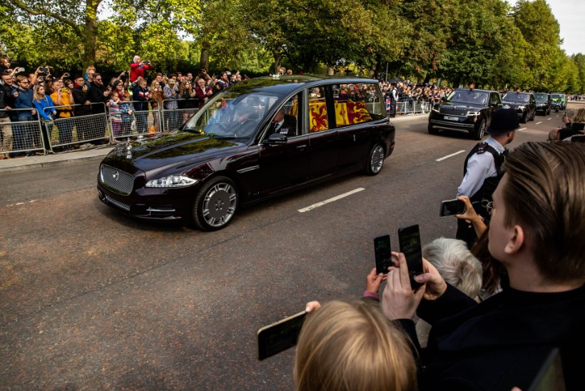 TOHUTU HUVI! Elizabeth II matust jälgis ERR-i vahendusel ohtralt inimesi